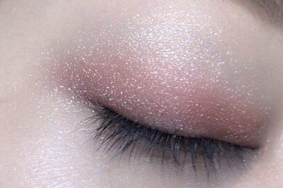 ヴィセの新作シャドウは、指で伸ばすだけで簡単きれい