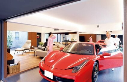 フェラーリがリビングにある平屋住宅。ガレージには、クルマ8台＆バイク5台