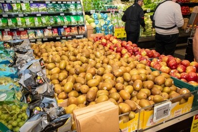ニュージーランドの「スーパー」買い物事情。キウイは定番フルーツ、サステナブルな工夫も