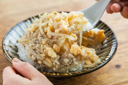モヤシのそぼろあんかけ丼。卵とひき肉入りでお腹も満たされる