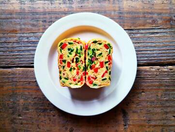 卵焼きに2色ピーマンとゴマをイン。お弁当が一気に華やかに