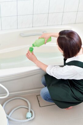 脱いだ服が悪臭とカビの原因に！洗濯槽と浴槽の正しい掃除法