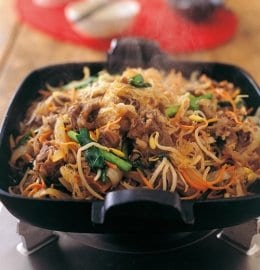 ＜ちりとりプルコギ鍋＞四角い鍋を使うことで名前がついた、関西で人気の鍋