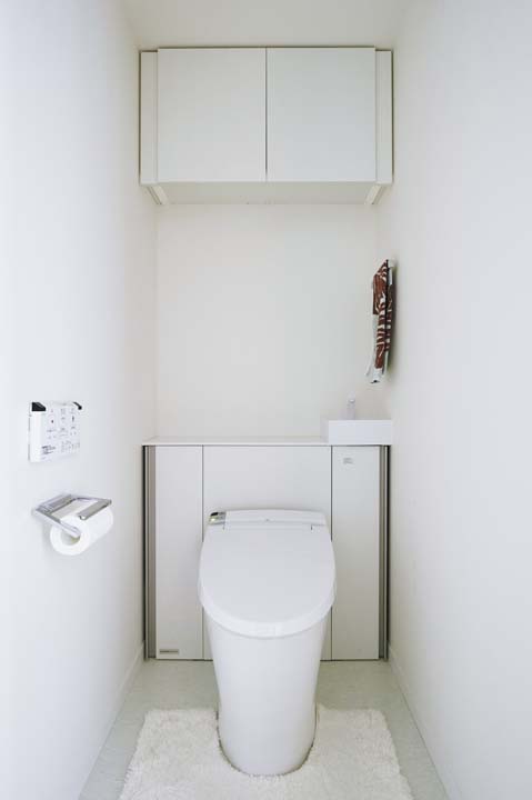 内装を白で統一したトイレ