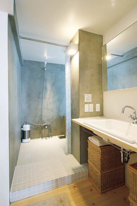 水回りスペースの入り口にシンプルな洗面台を