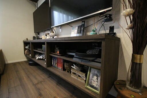 ゲーム用にテレビが2台あるリビングのテレビボードの幅は240㎝