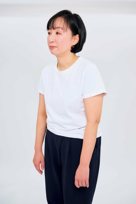 背中が丸まっている人