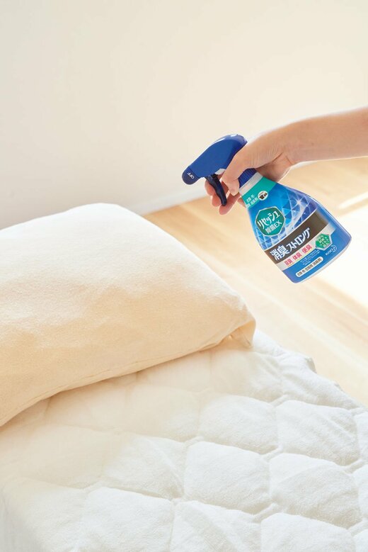 スプレーをかける画像