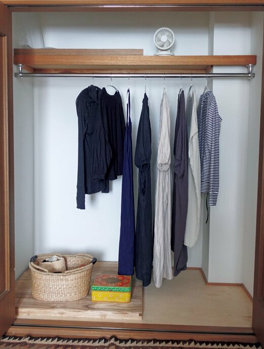 クローゼットの中に収納された洋服と小物