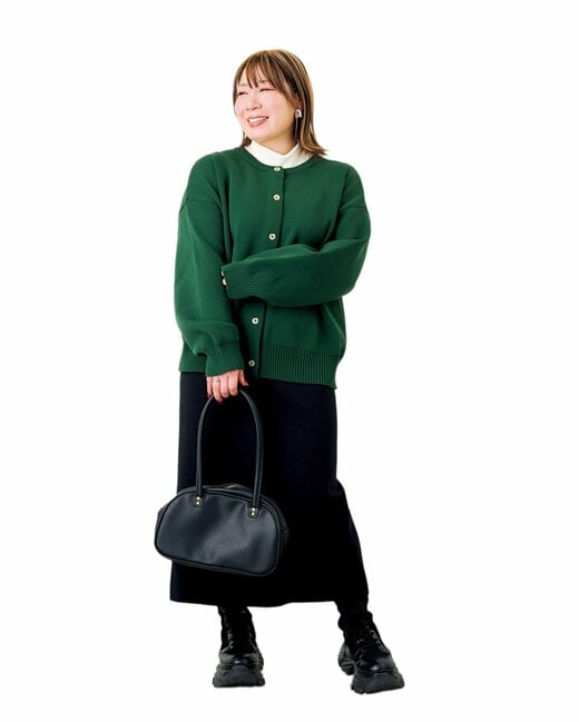 緑のカーディガンを着た女性