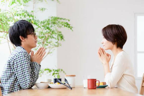 夫婦が向かい合っている画像