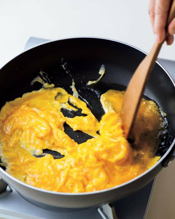 フライパンに半熟卵