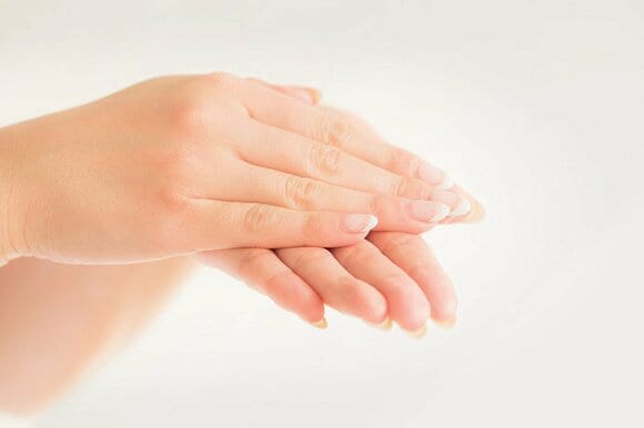 クレンジング剤を 手のひらで温める