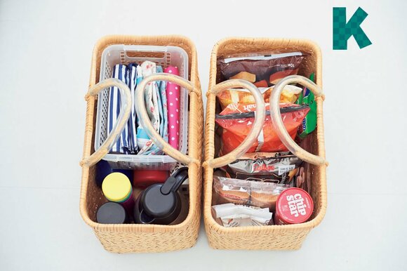 レジャーに使うものはそのまま運べる持ち手つきカゴに