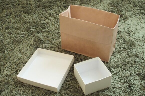 紙袋を収納ケース代わりにするのも向いています。