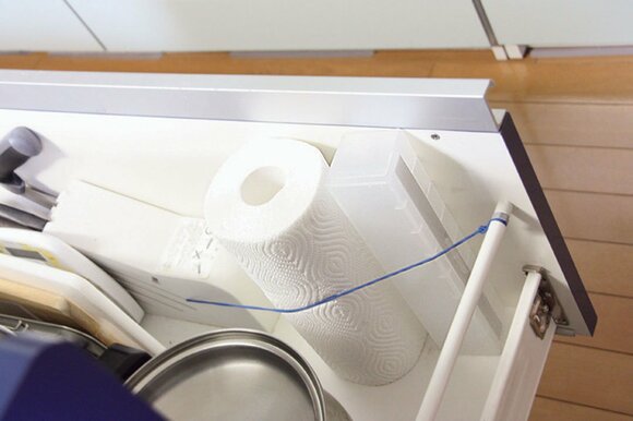 シンク下の引き出しにゴムひもで留めておく