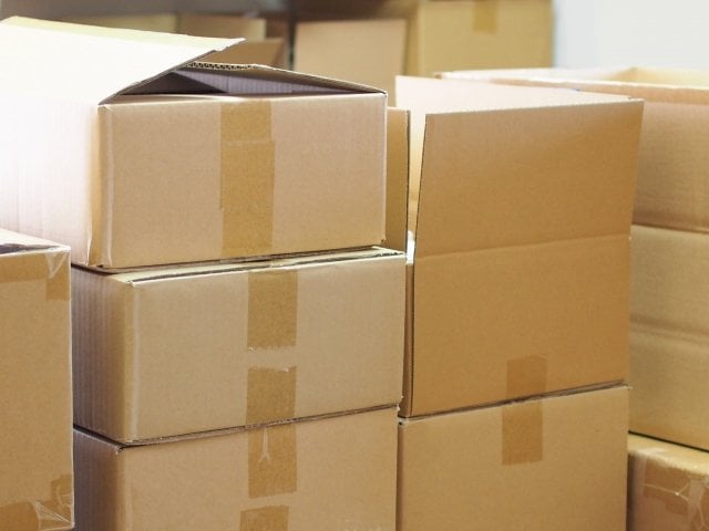 部屋に積まれた段ボール