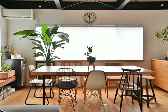 フローリングの廃材で造られたダイニングテーブル