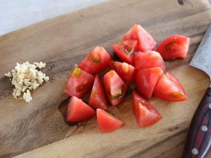 カットしたトマト