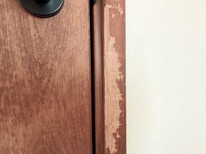キズだらけの木製のドア枠