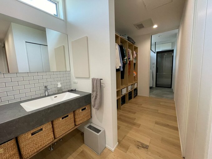 洗面台からランドリールームまでつながる動線