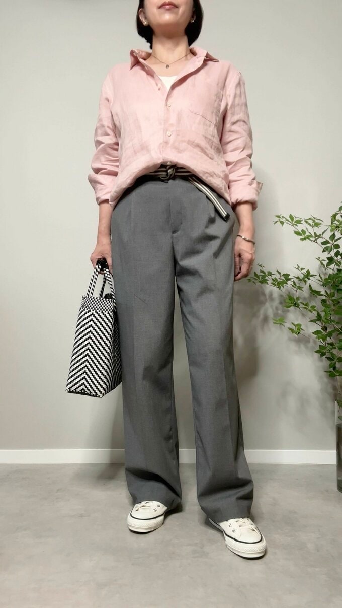 ピンクシャツ×グレーパンツ
