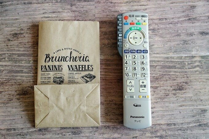 紙袋とリモコン