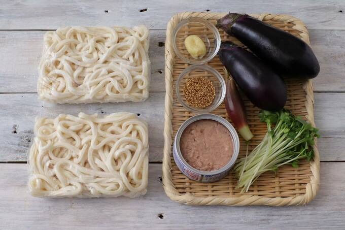 ナスとミョウガの冷やしうどんの材料