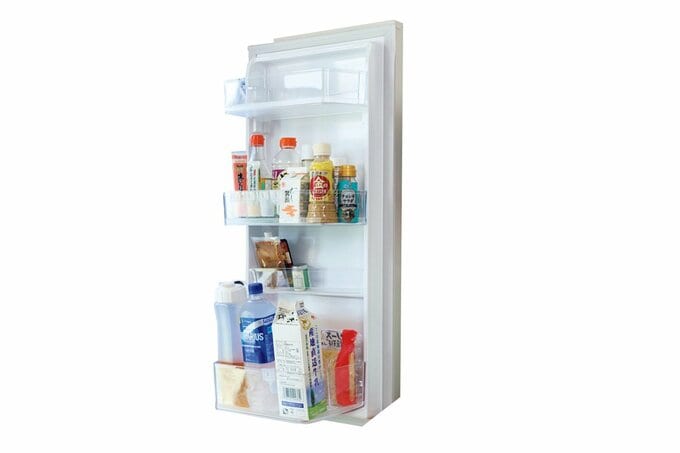 食品が整理されて並ぶ冷蔵庫のドアポケット