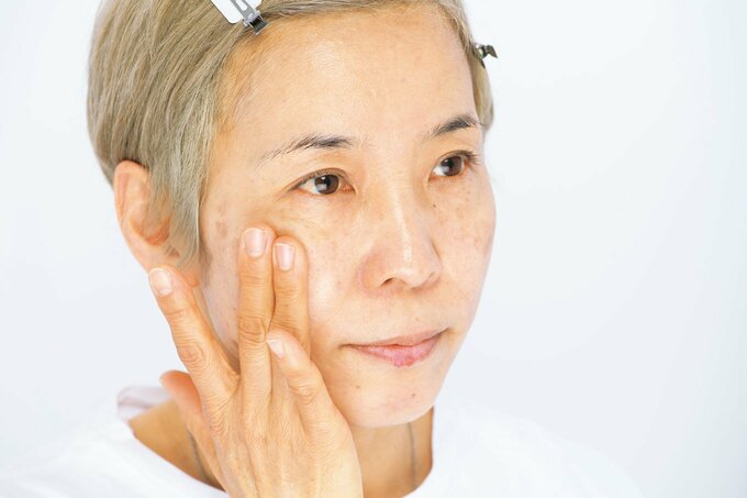 ファンデーションを顔に塗る人