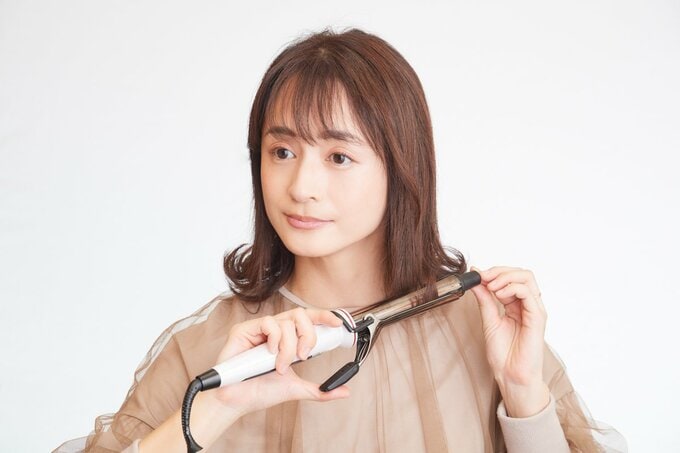 アイロンと女性