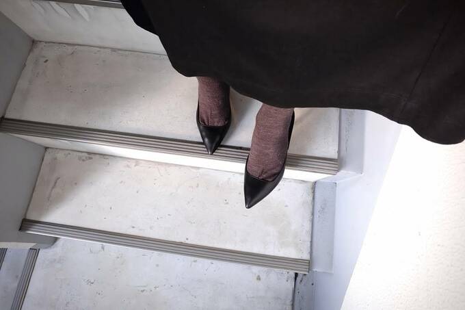 チャコールグレーのウール混プレーンタイツの例