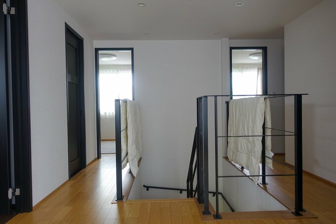 手すりに布団を干している様子