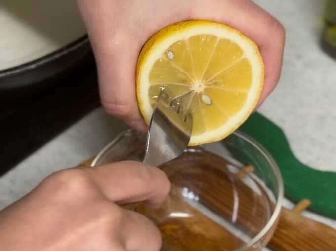 レモンを絞る画像