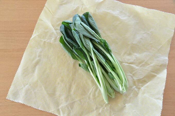 ラップの上に葉物野菜