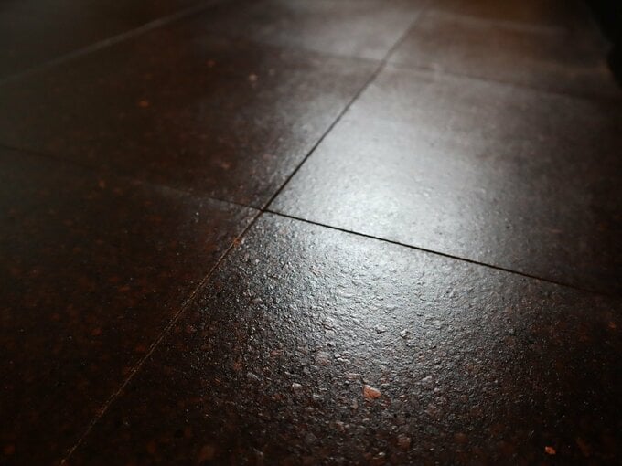 塗装後のコルクタイルの質感