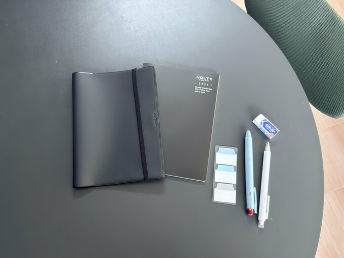 手帳を買えば、手帳カバーに付箋に消しゴム