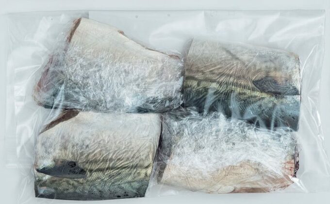 魚を1切れずつラップして保存袋に入れた様子