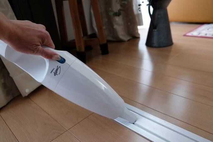 ハンディクリーナーで掃除