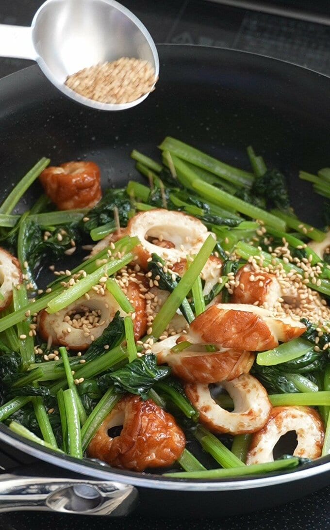 （5）いりごまを加え全体を炒める。