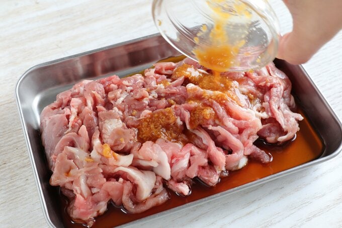 豚こま肉に下味