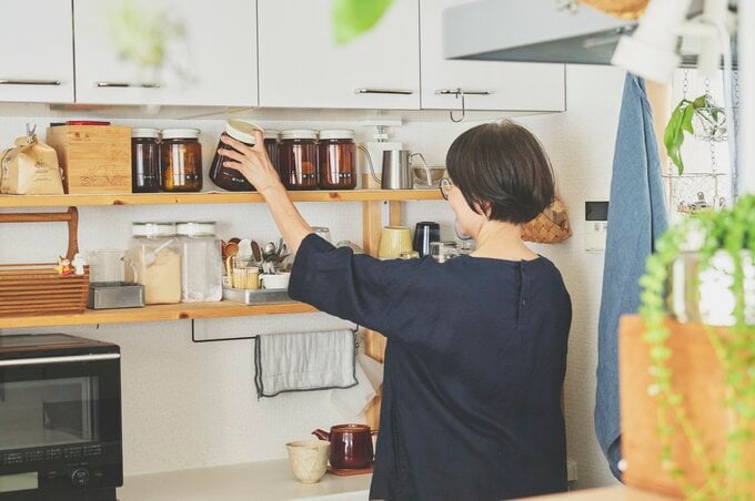 キッチンの背面棚と女性
