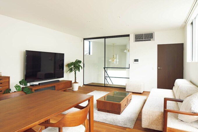 階段室とつながるリビング