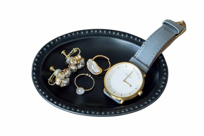 アクセサリートレイの上にのったイヤリングや腕時計