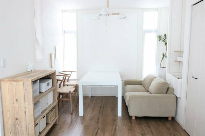 窓近くにソファテーブル