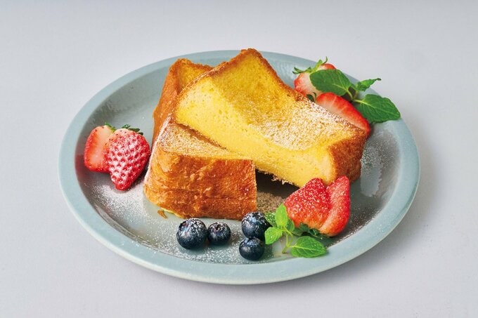 無印良品の厚切り食パンのフレンチトーストとフルーツがお皿に盛られた様子