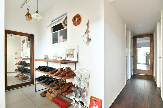 玄関には土間を作り、大きな姿見で奥行き感を演出。