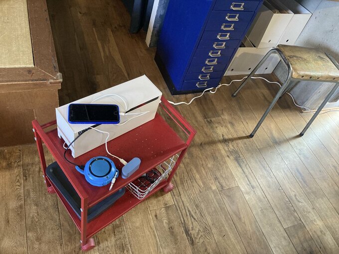 ワゴン上の充電ステーション