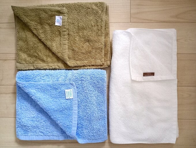 タグを写したタオル3つ