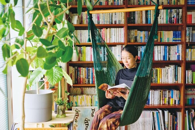 ハンモックに座る女性